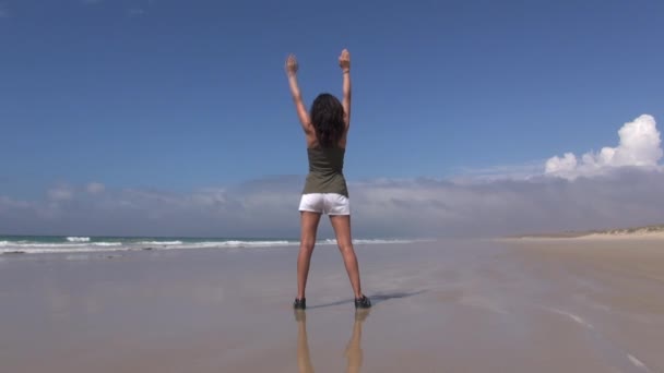 Mujer de espalda haciendo ejercicio en la playa 60 — Vídeo de stock