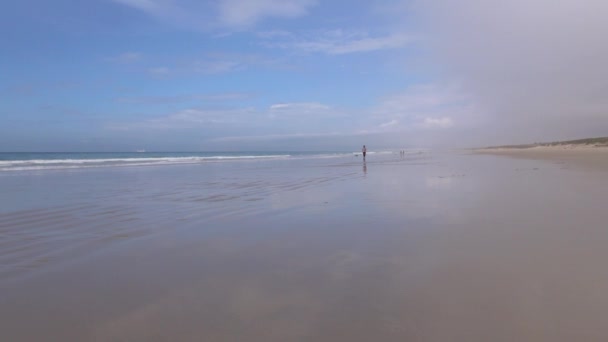 Jogging på stor strand — Stockvideo