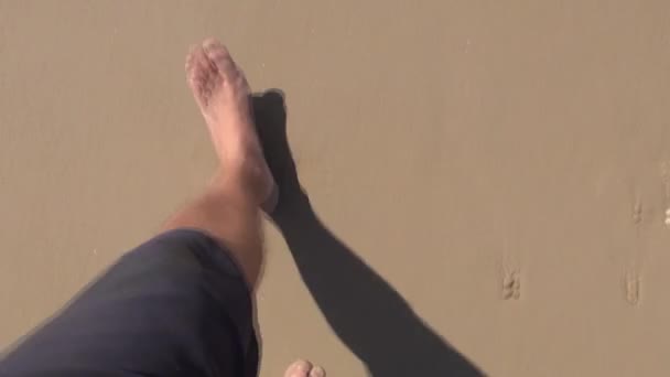 Hombre pies caminando en la playa 60 — Vídeo de stock