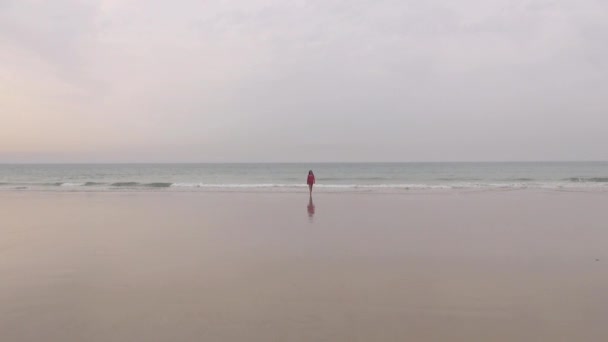 Red jersey woman coming from the sea 40 — Stock Video