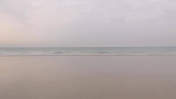 赤いジャージーの女性が海へ散歩 43 — ストック動画