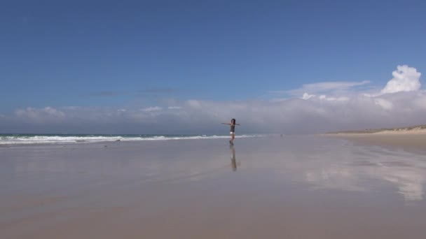 Mulher chegando voando na praia — Vídeo de Stock
