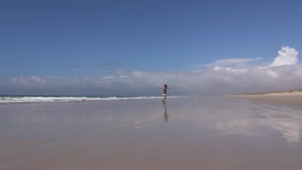 Kvinna kommande flygande på stranden — Stockvideo