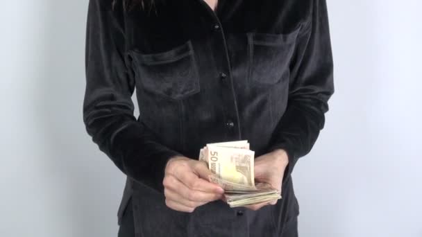 Camisa negra mujer con gran pila de billetes — Vídeos de Stock