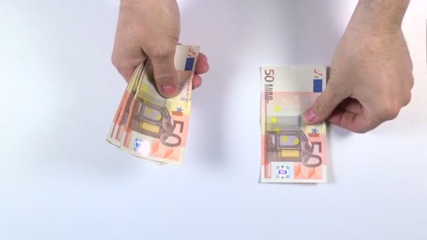 Distribuera eurosedlar på vit — Stockvideo