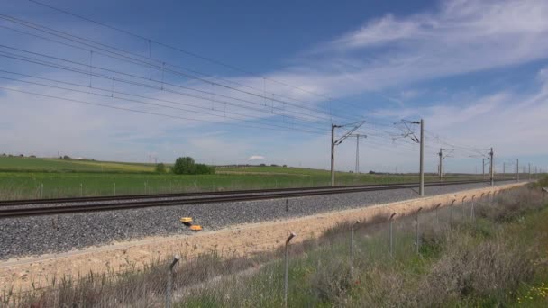 Ferrocarril con tren corto — Vídeo de stock