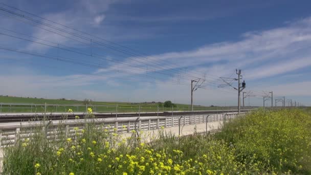 Esperando el tren — Vídeo de stock