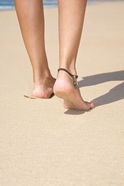 Detalj av steg på sandstrand — Stockfoto