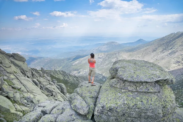 Femme d'été au sommet montagne — Photo