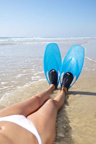 Witte bikini vrouw met blauwe flippers — Stockfoto