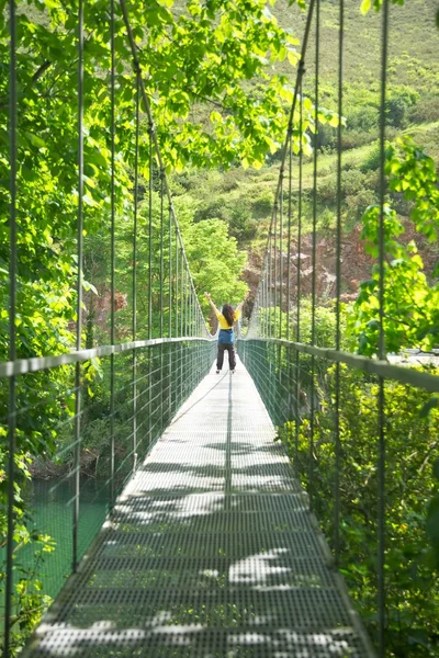 Glücklich auf Fußgängerbrücke — Stockfoto