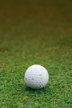 Çimlerin üzerinde golf topu