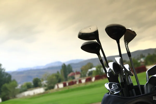 A set up new golf clubs on a beautiful golf course — Stock Photo, Image