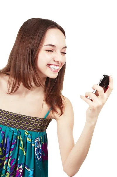 Mooie vrouw kijken naar mobiele telefoon — Stockfoto