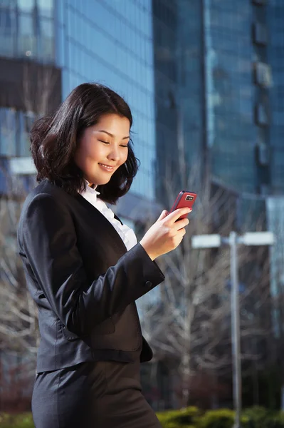 Porträt einer netten Geschäftsfrau über dem Business Center auf dem Rücken — Stockfoto