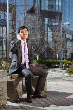 laptop ile oturan genç bir işadamı. Açık.