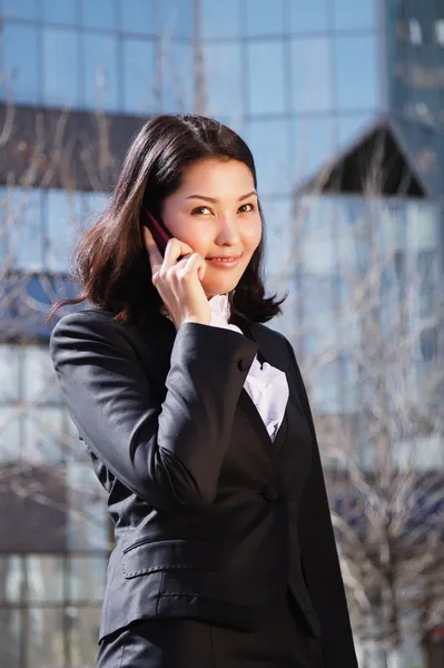 Retrato de una linda mujer de negocios sobre el centro de negocios en la espalda — Foto de Stock