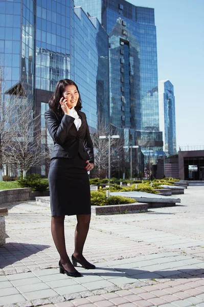 Portrait d'une femme d'affaires mignonne sur le centre d'affaires sur le dos — Photo