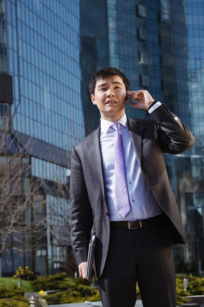 Jonge zakenman in gesprek op mobiele telefoon. — Stockfoto