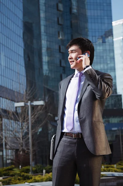 Joven hombre de negocios hablando por teléfono móvil. — Foto de Stock