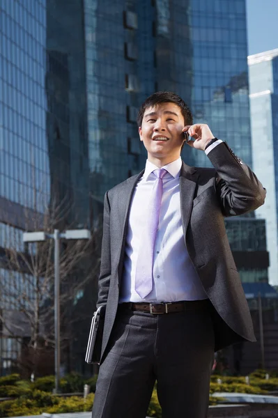 Jovem empresário falando no celular. — Fotografia de Stock