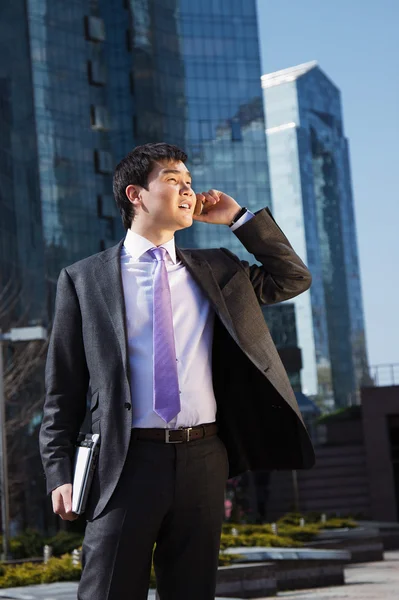 Young businessman talking on mobile phone. — Stock Photo, Image