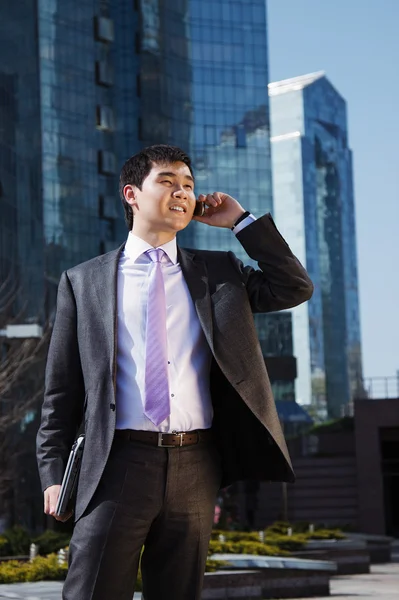 Joven hombre de negocios hablando por teléfono móvil. — Foto de Stock