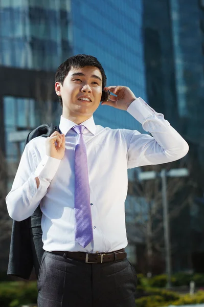 Jovem empresário falando no celular. — Fotografia de Stock