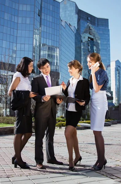 Gruppo di lavoro riunione all'aperto — Foto Stock