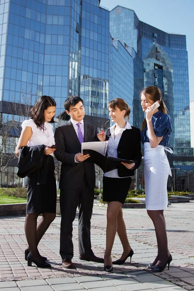 Gruppo di lavoro riunione all'aperto — Foto Stock