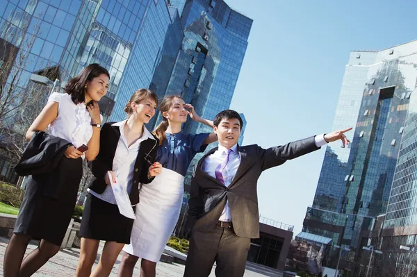 Felice gruppo diversificato di dirigenti che puntano sopra il business center . — Foto Stock