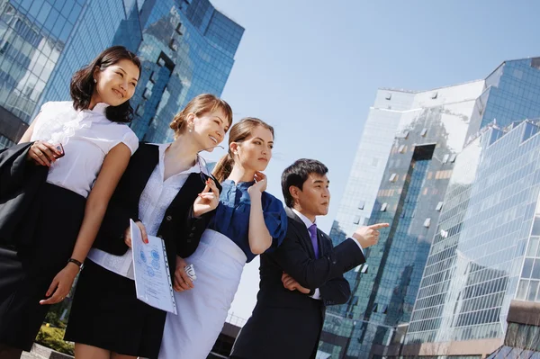 Gelukkig diverse groep van leidinggevenden wijzen over het Bedrijfscentrum. — Stockfoto