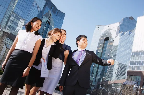 Gelukkig diverse groep van leidinggevenden wijzen over het Bedrijfscentrum. — Stockfoto