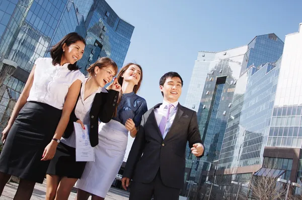 Grupo diverso feliz de executivos apontando sobre o centro de negócios . — Fotografia de Stock