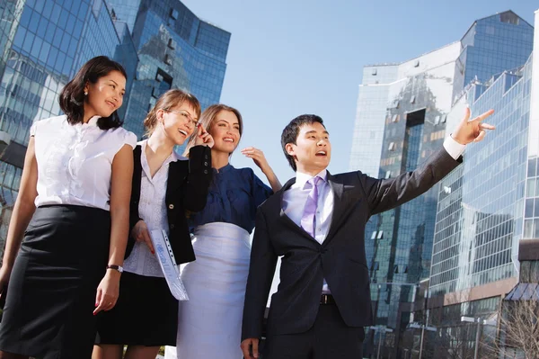 Gelukkig diverse groep van leidinggevenden wijzen over het Bedrijfscentrum. — Stockfoto