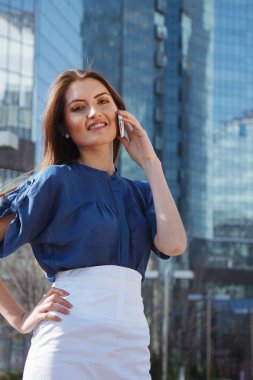 İş Merkezi arkasında şirin iş kadın portresi