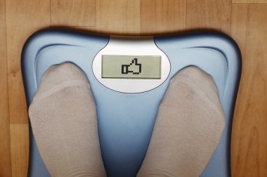 bir ölçek üzerinde ahşap f üzerinde duran kişinin iki ayaklı