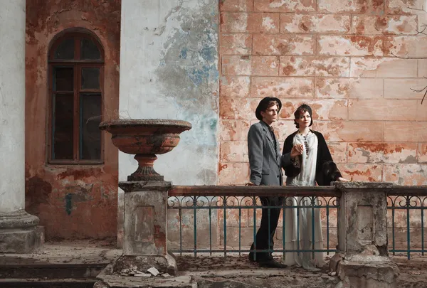 Retrato de moda de estilo retro de una pareja joven. Ropa y mamá — Foto de Stock