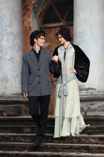 Ретро-модный портрет молодой пары. Одежда и ма — стоковое фото