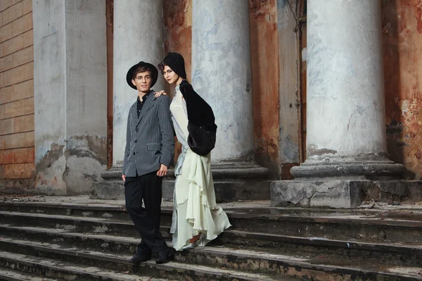レトロなスタイルの若いカップルのファッションの肖像画。衣類および ma — ストック写真