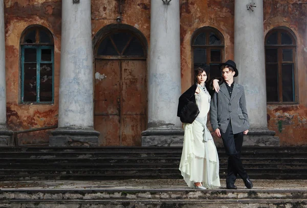 Portrait de mode de style rétro d'un jeune couple. Vêtements et maman — Photo