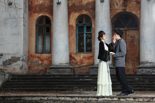 Retro styled fashion portrait of a young couple. Clothing and ma — Stock Photo, Image