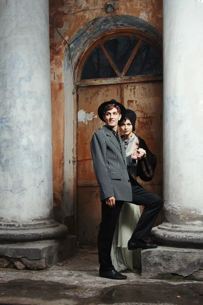 Ретро-модный портрет молодой пары . — стоковое фото