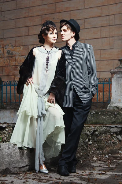レトロなスタイルの若いカップルのファッションの肖像画. — ストック写真