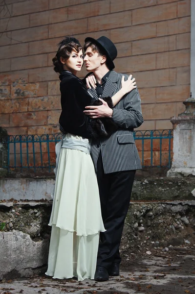 Porträt eines jungen Paares im Retro-Stil. — Stockfoto