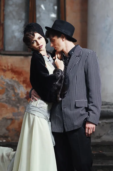 Retro styled fashion portrait of a young couple. — Stock Photo, Image