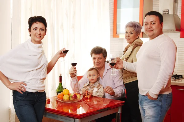 Familjen i hemmet köket dricka vin — Stockfoto