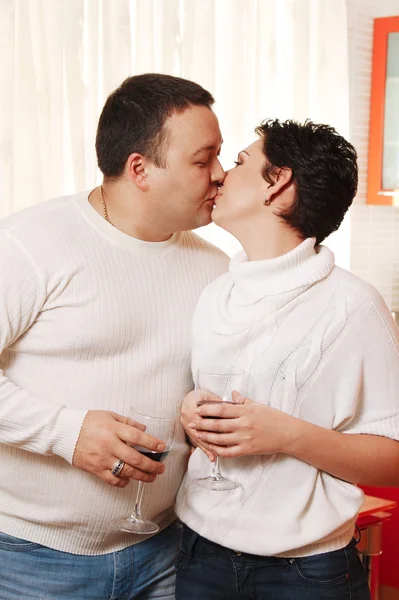 Famille à la maison cuisine boire du vin. Embrasser couple — Photo