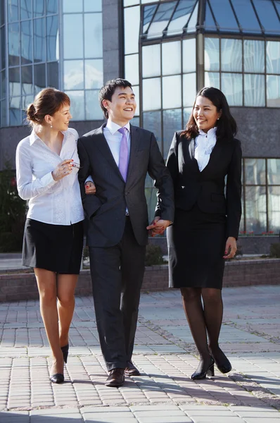 Affari passeggiando e parlando per strada . — Foto Stock