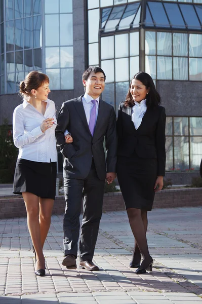 Affari passeggiando e parlando per strada . — Foto Stock